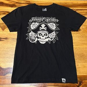 Vintage Y2K Johnny Cupcakes Pirate Skull and Sword Black T-Shirt - Men's Medium